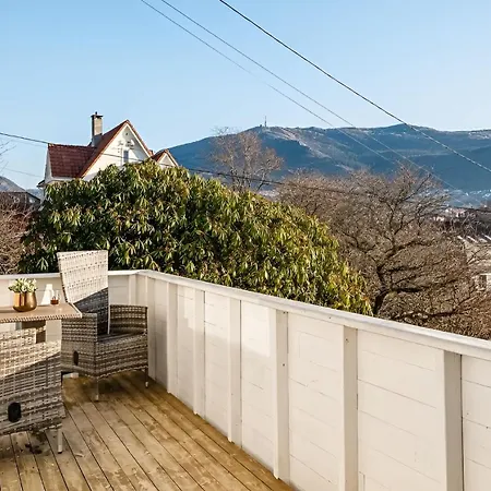 Peaceful With Balcony - Near Tram & Trails Apartment *