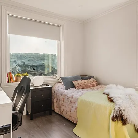 Peaceful With Balcony - Near Tram & Trails Apartment