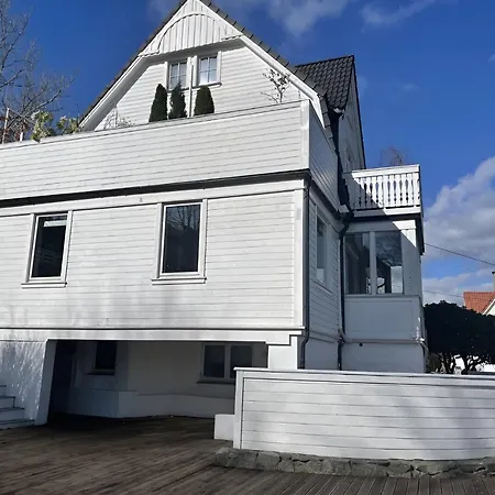 Peaceful With Balcony - Near Tram & Trails Apartment *